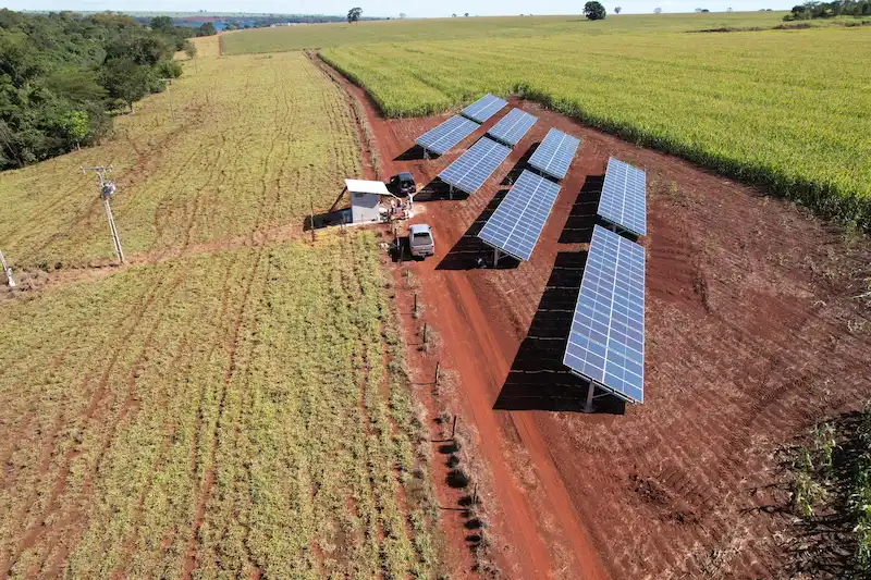 Arranjo de placas solares em solo para sistema rural de grande porte
